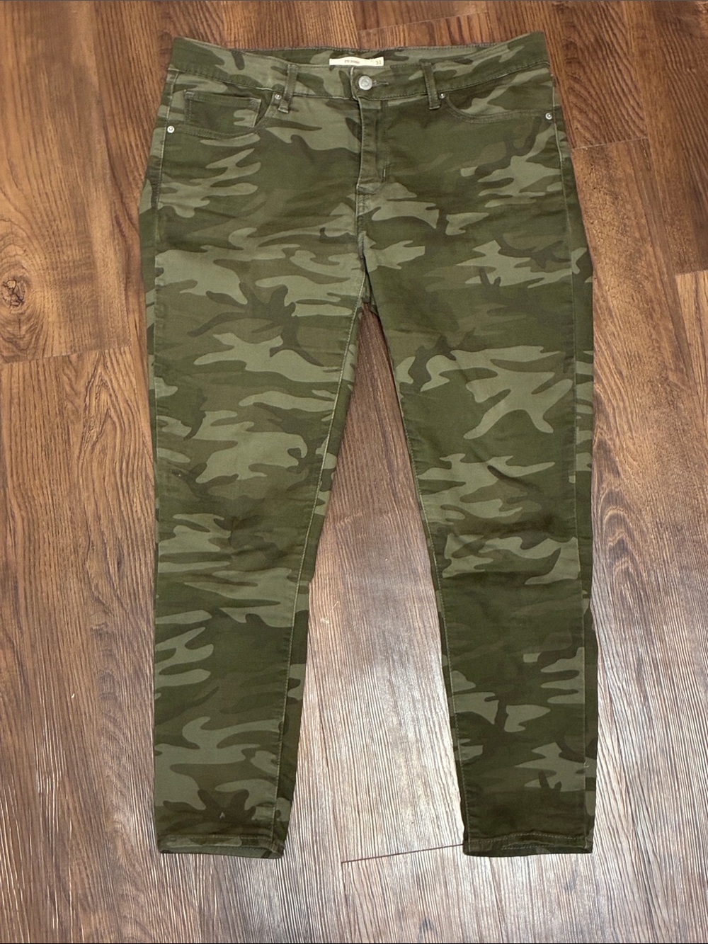 Levi’s Women’s Camouflage 711 Slim Fit 31 Jeans - Olive Camo